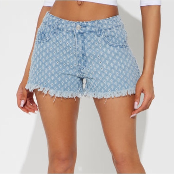 Fashion Nova Women's Light Medium Blue Denim Frey Cut Off Shorts - Picture 1 of 12